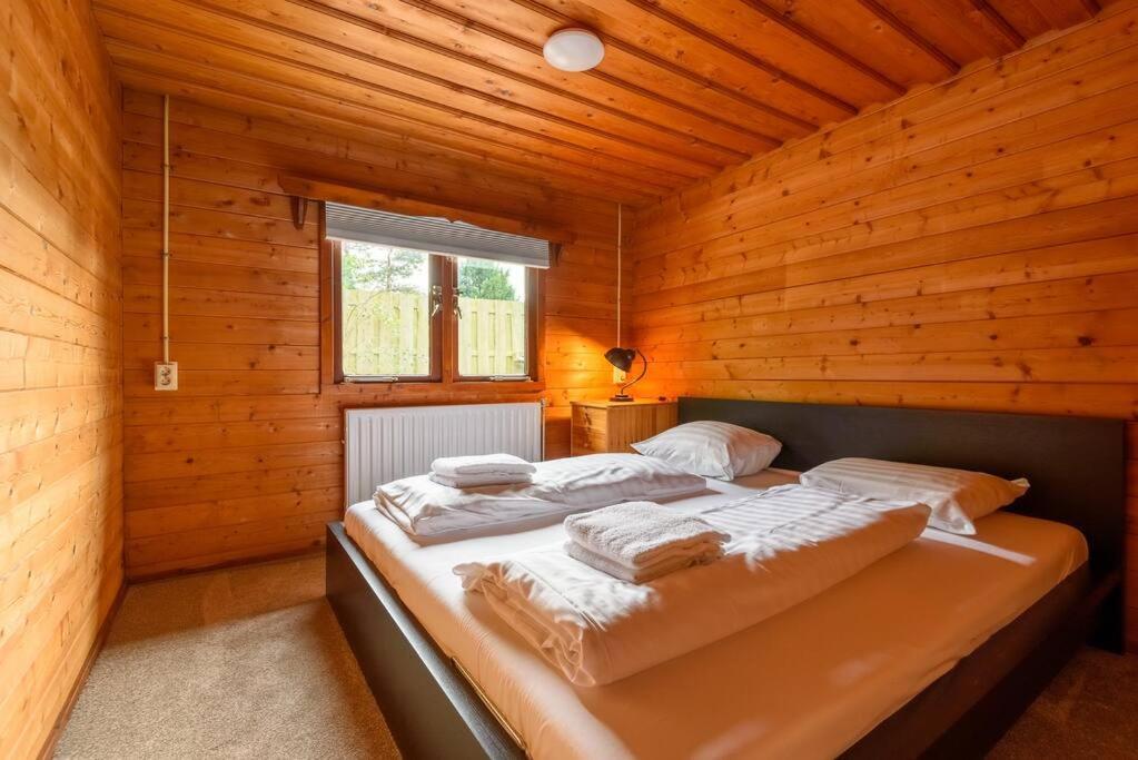 Spacious Wooden Cottage With Infra-Red Sauna At Veluwe Putten Ngoại thất bức ảnh