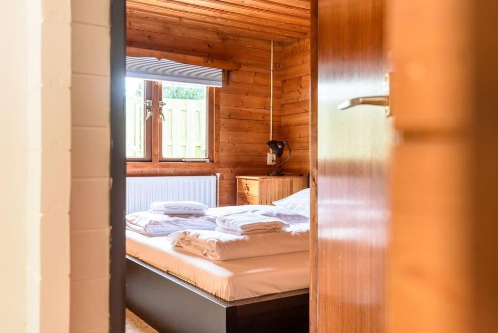 Spacious Wooden Cottage With Infra-Red Sauna At Veluwe Putten Ngoại thất bức ảnh